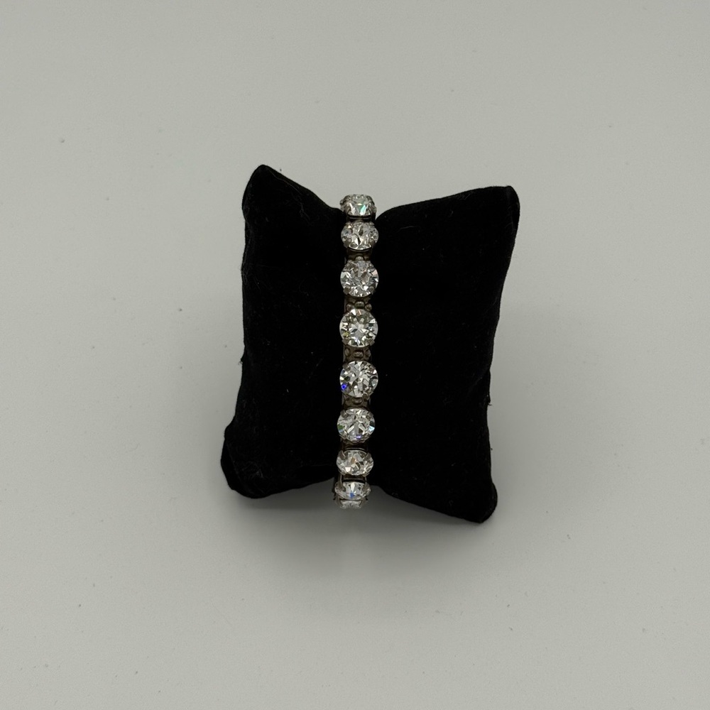 NWOT💎Women’s Riveting Romance Swarovski 16 Crystal Bangle Bracelet. - Picture 3 of 9